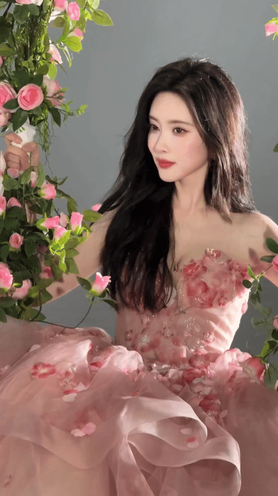 孟子义桃花live图 谁还没看过孟子义的桃花live图我都会难过！粉色裙裾飞扬间