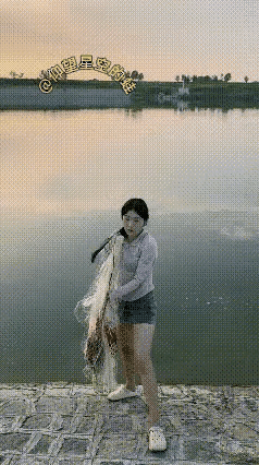 动作标准，看来是个老手了，奈何力气太小。