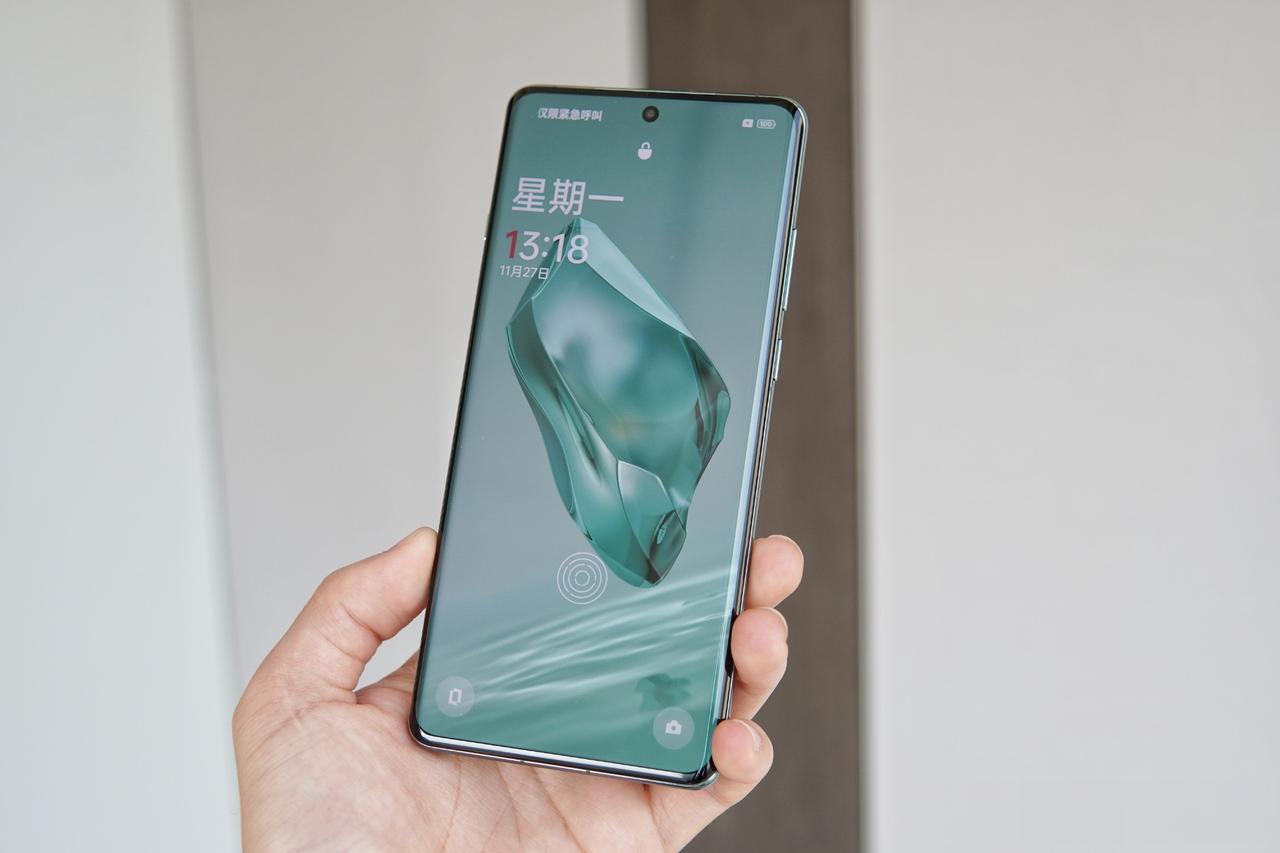 一加12的这款屏幕确实是很可以，国产 No.1！

6.82"3168*1440