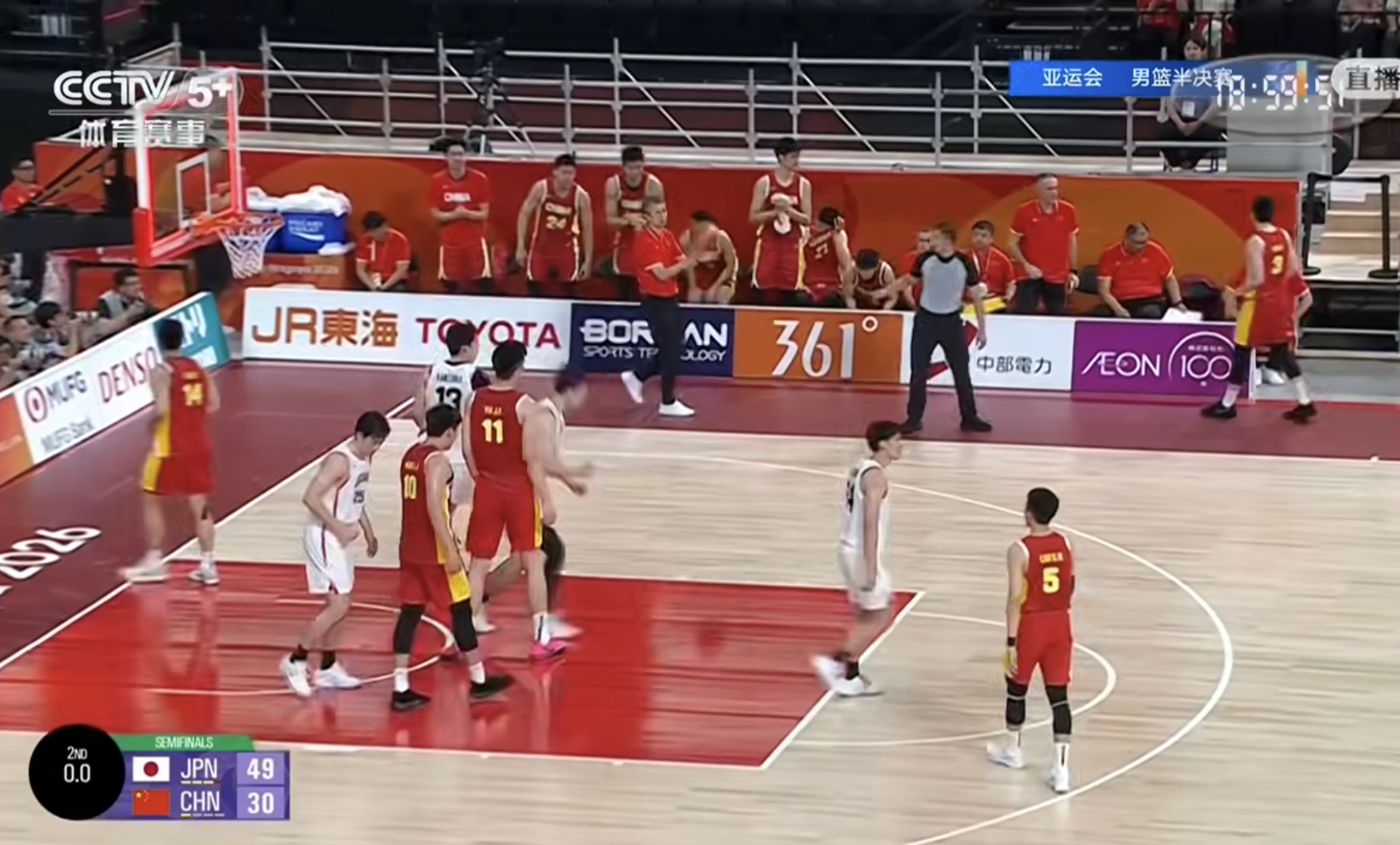 中国男篮半场落后19分  男篮亚运会半决赛，中国上半场30-49落后19分。李弘