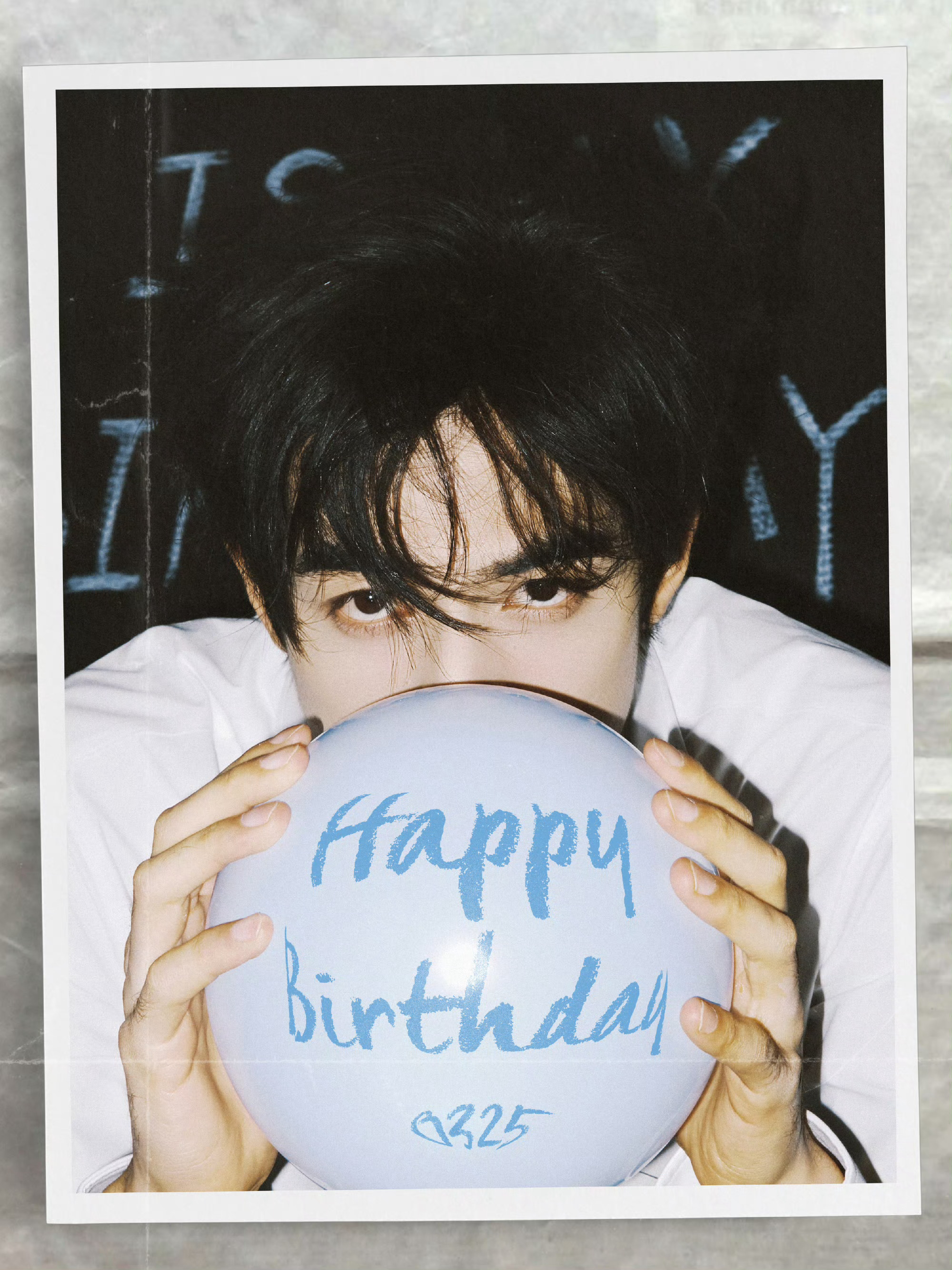 宋威龙27岁生日写真宋威龙白衬衫清爽感生日照 宋威龙27岁生日写真，白衬衫牛仔裤