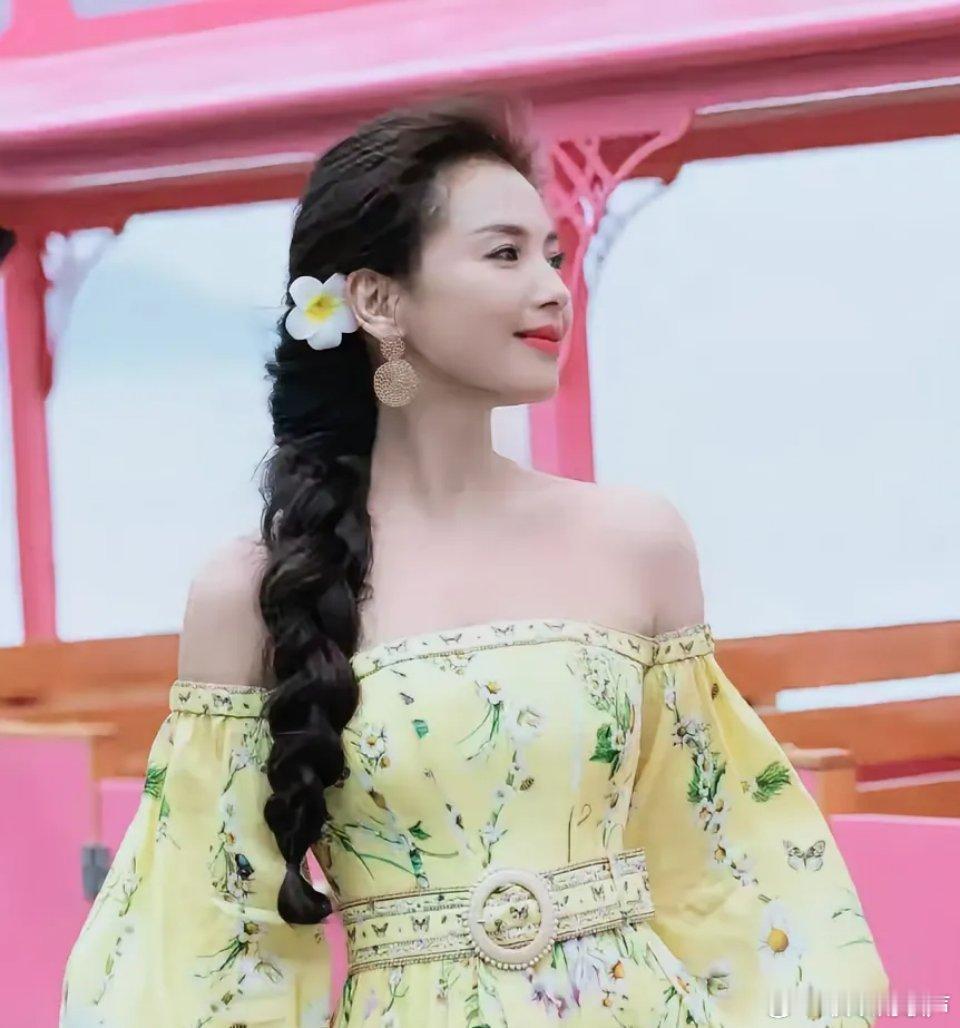 刘涛一袭鹅黄抹胸长裙惊艳全场！刺绣精致身姿曼妙，回眸一笑百媚生 ​​​