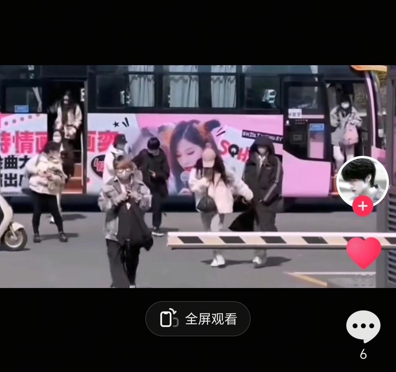 当时居然没有人认出她俩嘛