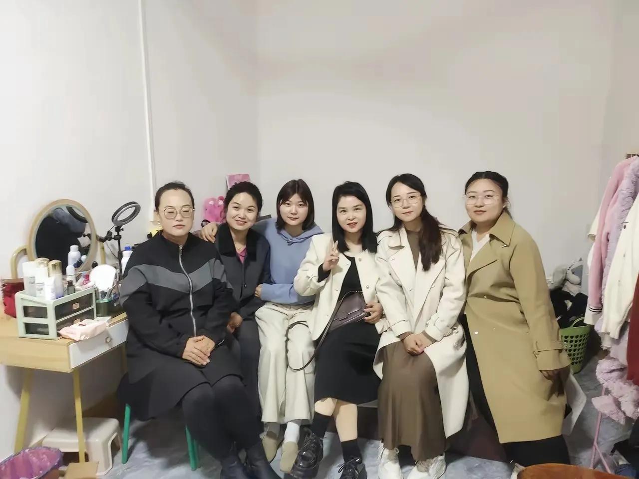 朋友给我发了一张照片，说这里面有两个老师，问我能猜出来吗？我又没见过，我咋知道？