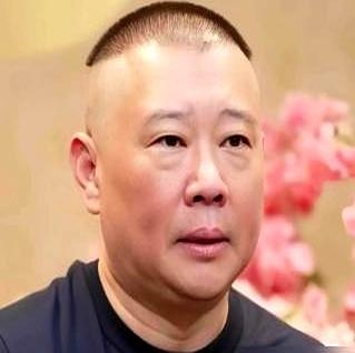 他当年不是摔门走人，是被人用合同逼到了墙角。
 
德云社递过来一纸十年卖身契，违