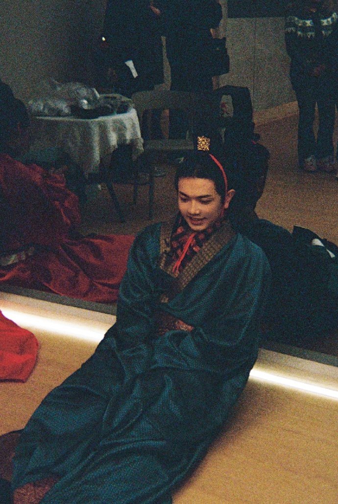 颜人中把《声生不息》玩成“声生不嘻”！别人专注唱歌，他沉迷输出谐音梗，晒帅照求夸