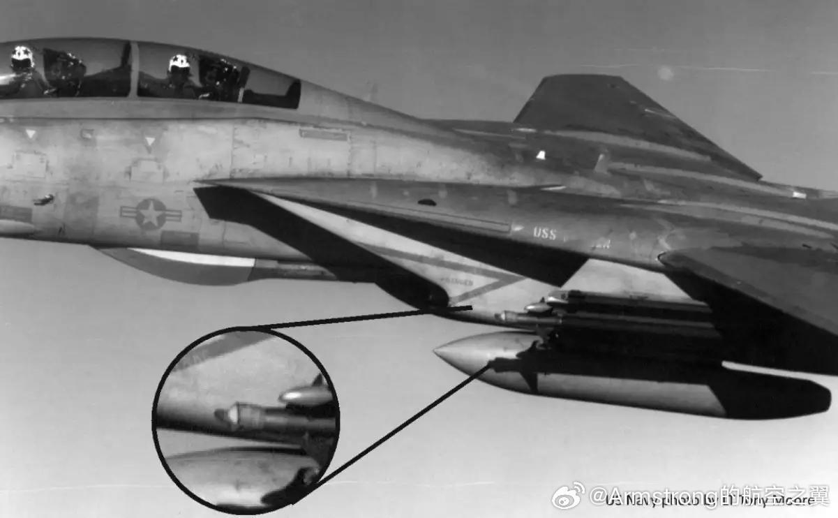 F-14挂实弹飞行，地勤忘记摘下AIM-9响尾蛇空空导弹的引导头保护盖。幸好保护
