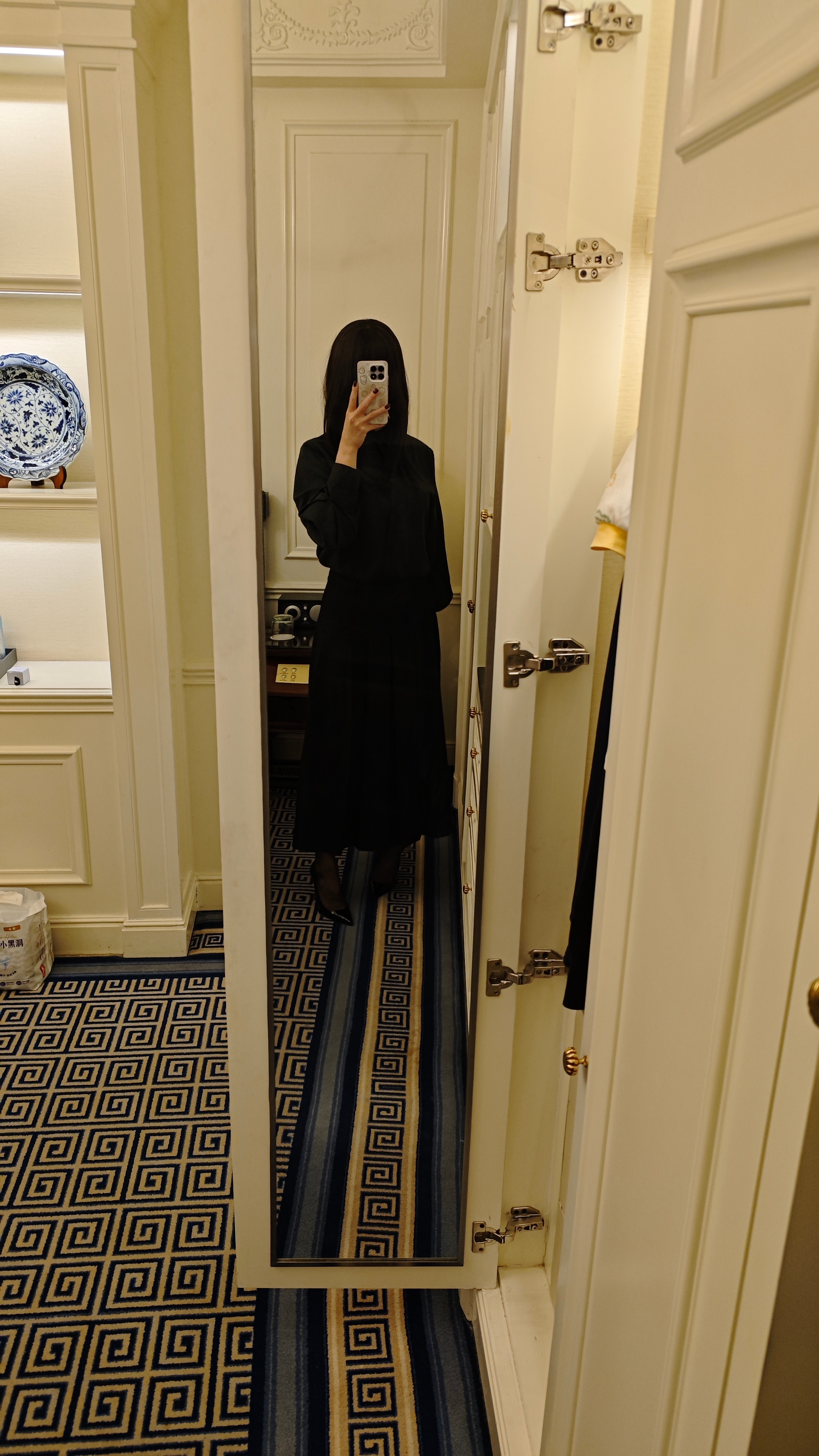 难得圣诞节假期来天津玩儿，趁着酒店氛围好，找了个摄影小哥哥来拍照。这套衣服是黑衬