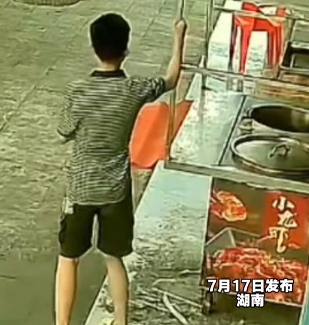 7 月 17 日网传湖南街头一段监控视频，看完不少摆摊摊主直呼心寒。

街边一辆