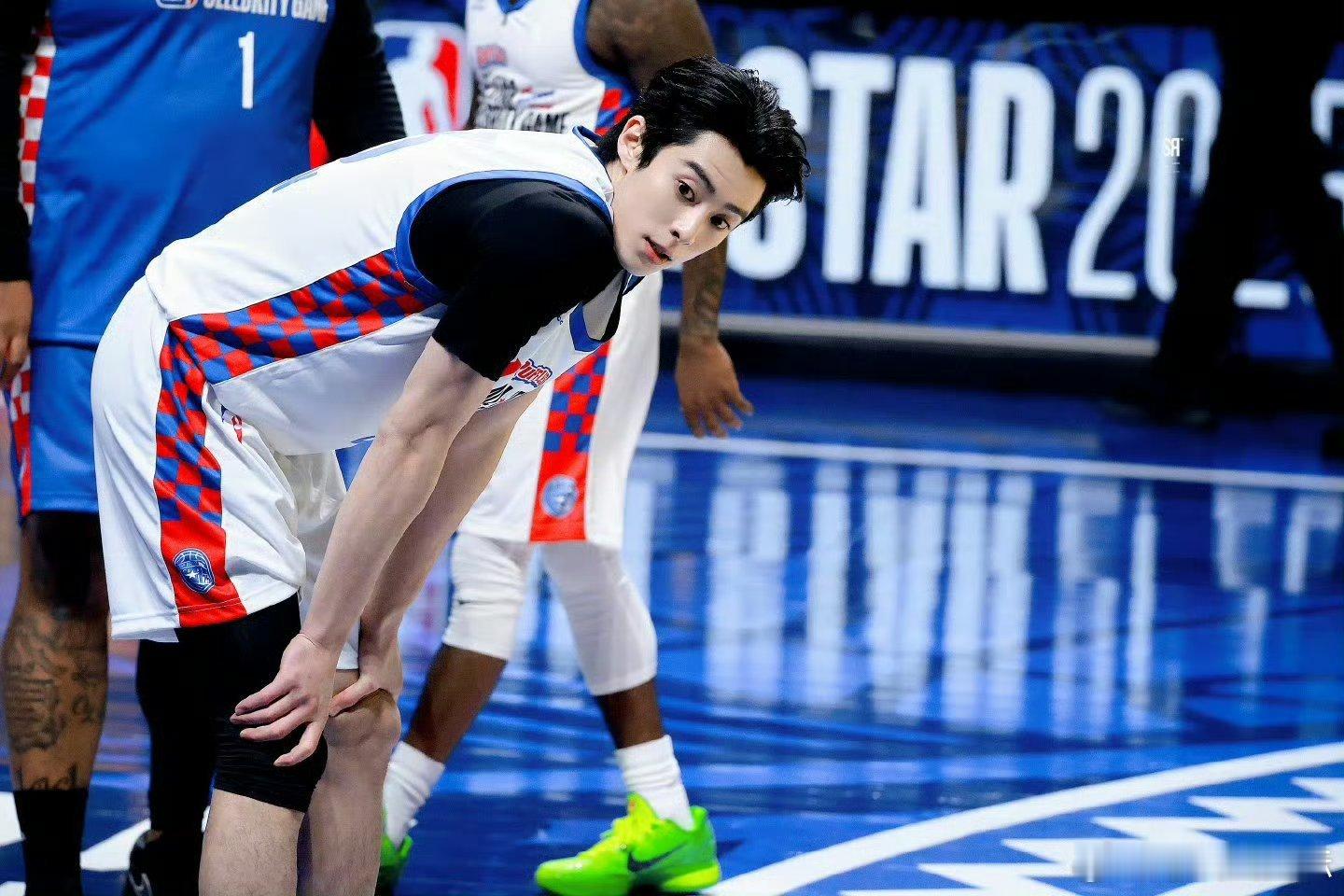 王鹤棣第三次打卡NBA全明星王鹤棣NBA全明星体验官解锁“三战老兵”成就！王鹤棣