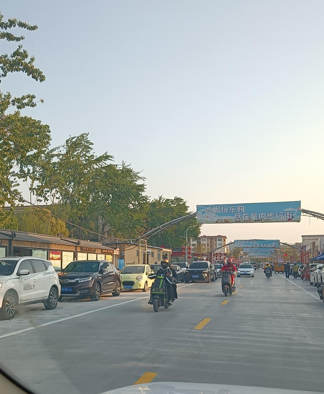 德州学院步行街的路已经修好了，也开放通车了，刚才开车走了两趟，感觉很好，比以前强