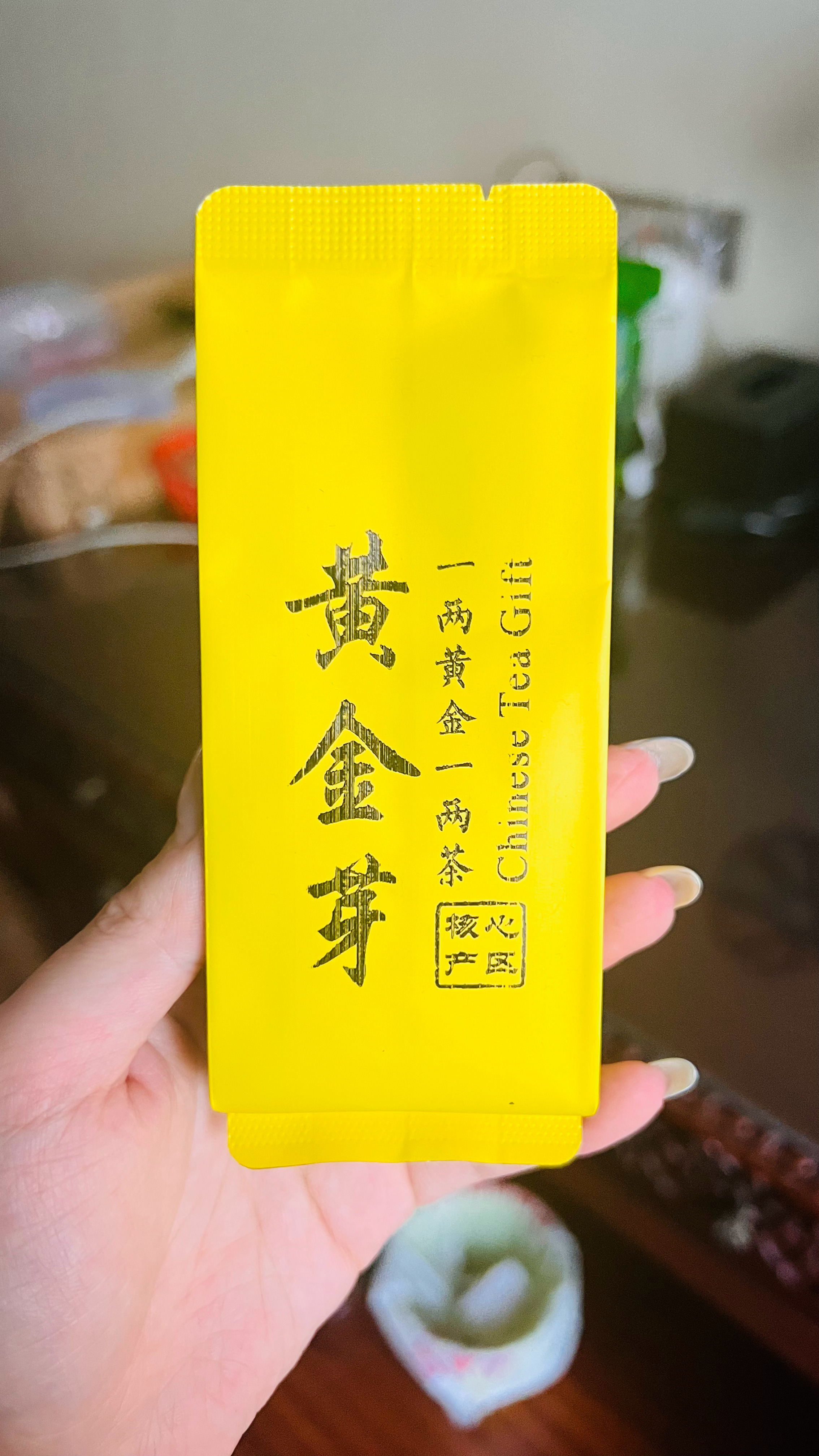 绿茶again，非常独特的品种，叫黄金芽，生茶香气内敛，叶片金黄，泡后顺滑爽口有