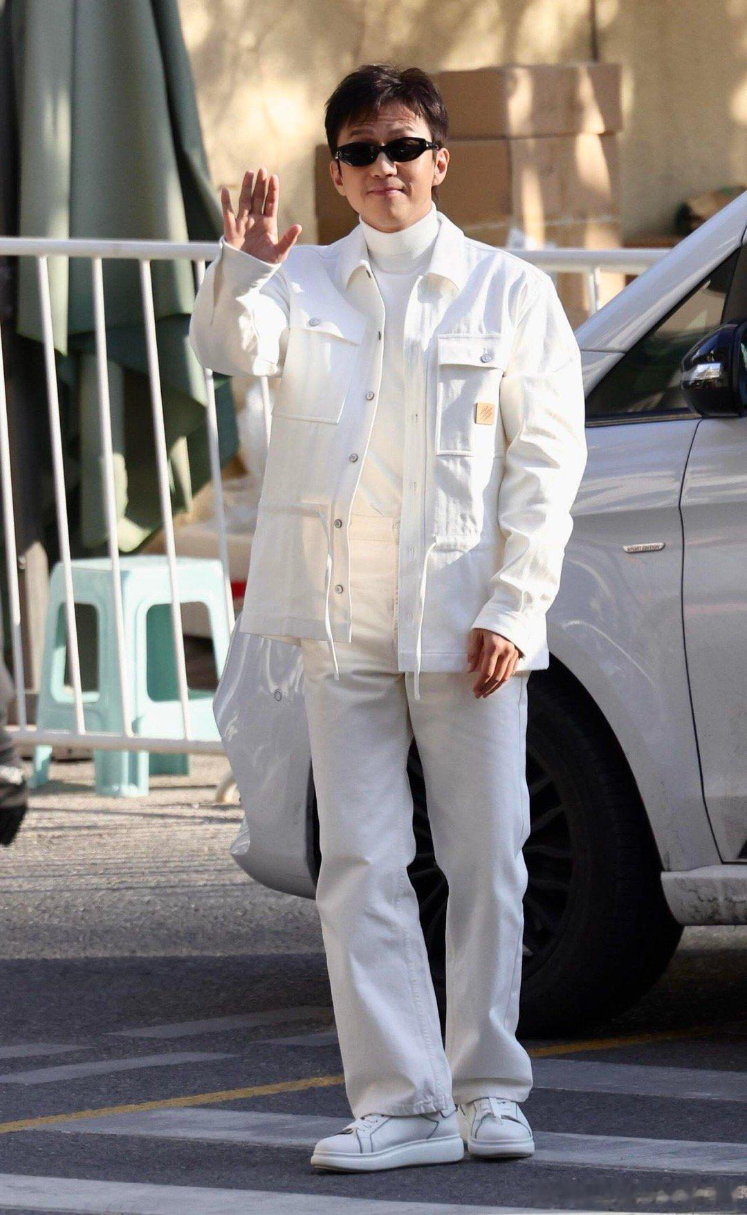 邓超把路透干成见面会了超哥和粉丝完全就是双向奔赴，超哥只要看见粉丝朋友就会停下繁