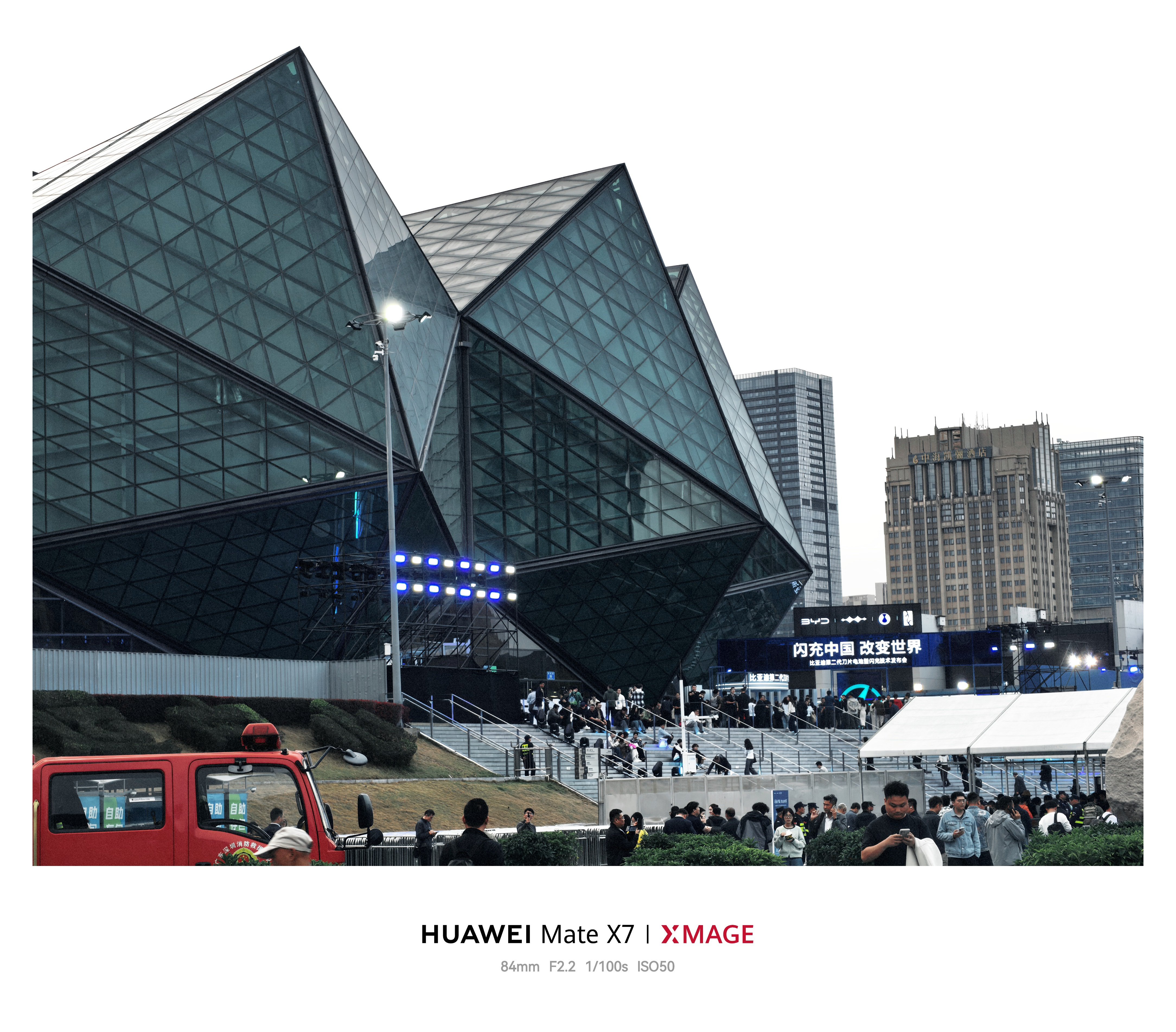 进场了，看现场的布置，主要是讲闪充和电池，我的位置还不错吧比亚迪今晚发布二代刀片