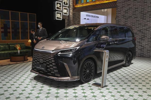 买这车的绝对是雷克萨斯的死忠车迷
售价100多万，内饰设计还是老一套的风格
前几