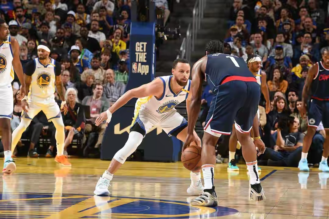 NBA常规赛，快船在客场以131-116击败黄蜂。此役，快船老将后卫哈登出场35