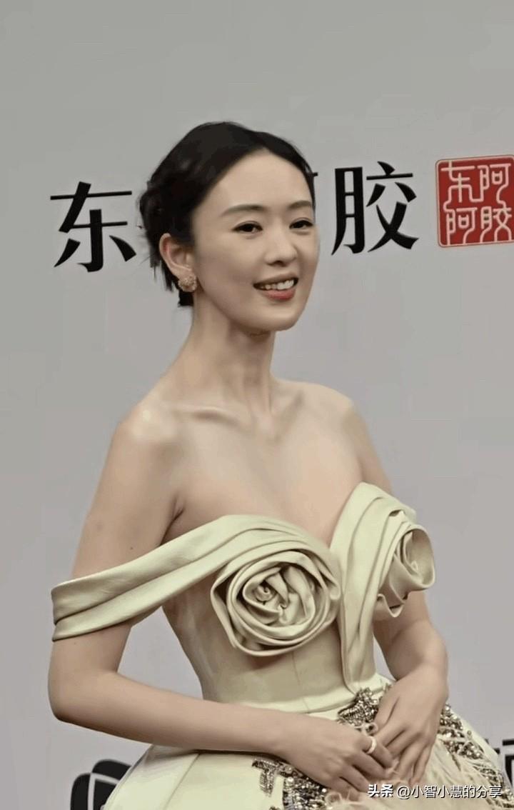 她的颜值在80后女演员里算比较高的，荧幕中的气质也是相当不错的，怎么现实中本人又