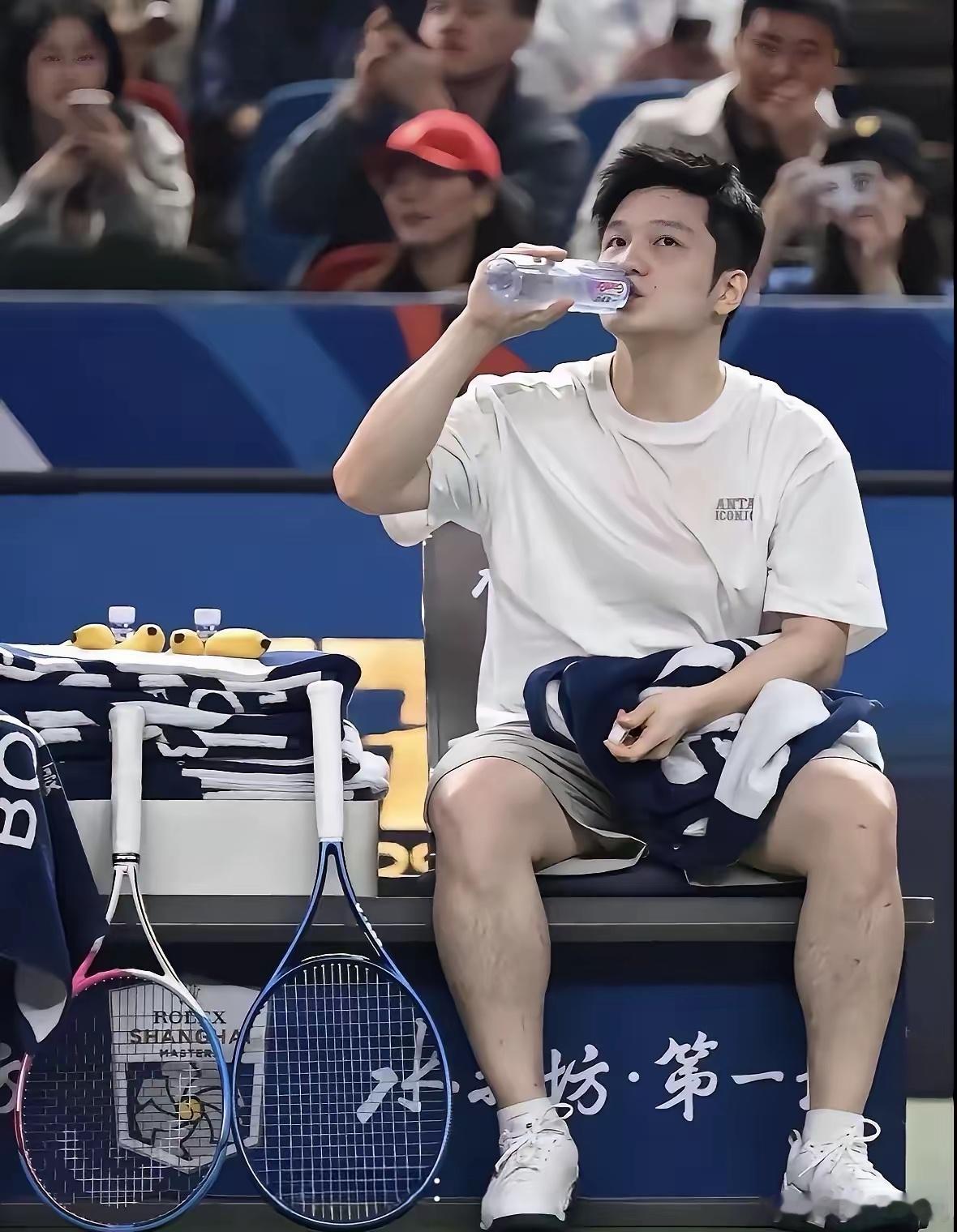 樊振东陈梦发文入选十大体育新闻樊振东自带干净、利落、儒雅气质。举止投足之间总有一