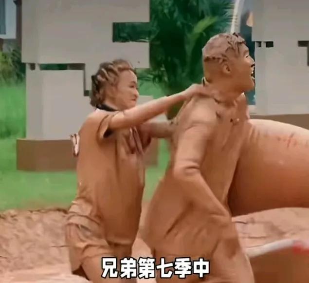 现在这综艺都把演员弄成这样了，有什么意思呢。
跑男请来好多当红明星，开始的时候还