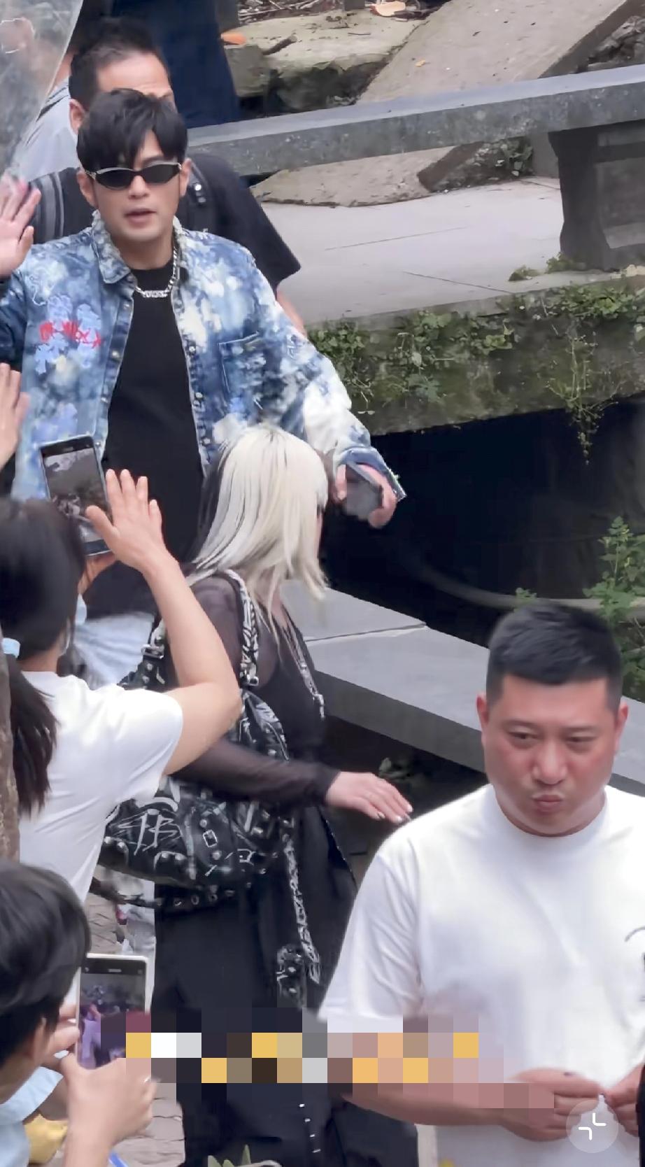 4月6日，周杰伦杭州演唱会结束后，早起赶往西湖的龙井村拍摄《周游记》，他的状态明