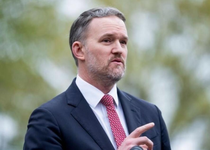 不能等，美国主动示好中国，
当地时间4月7日，美国贸易代表格里尔公开表示，美国与