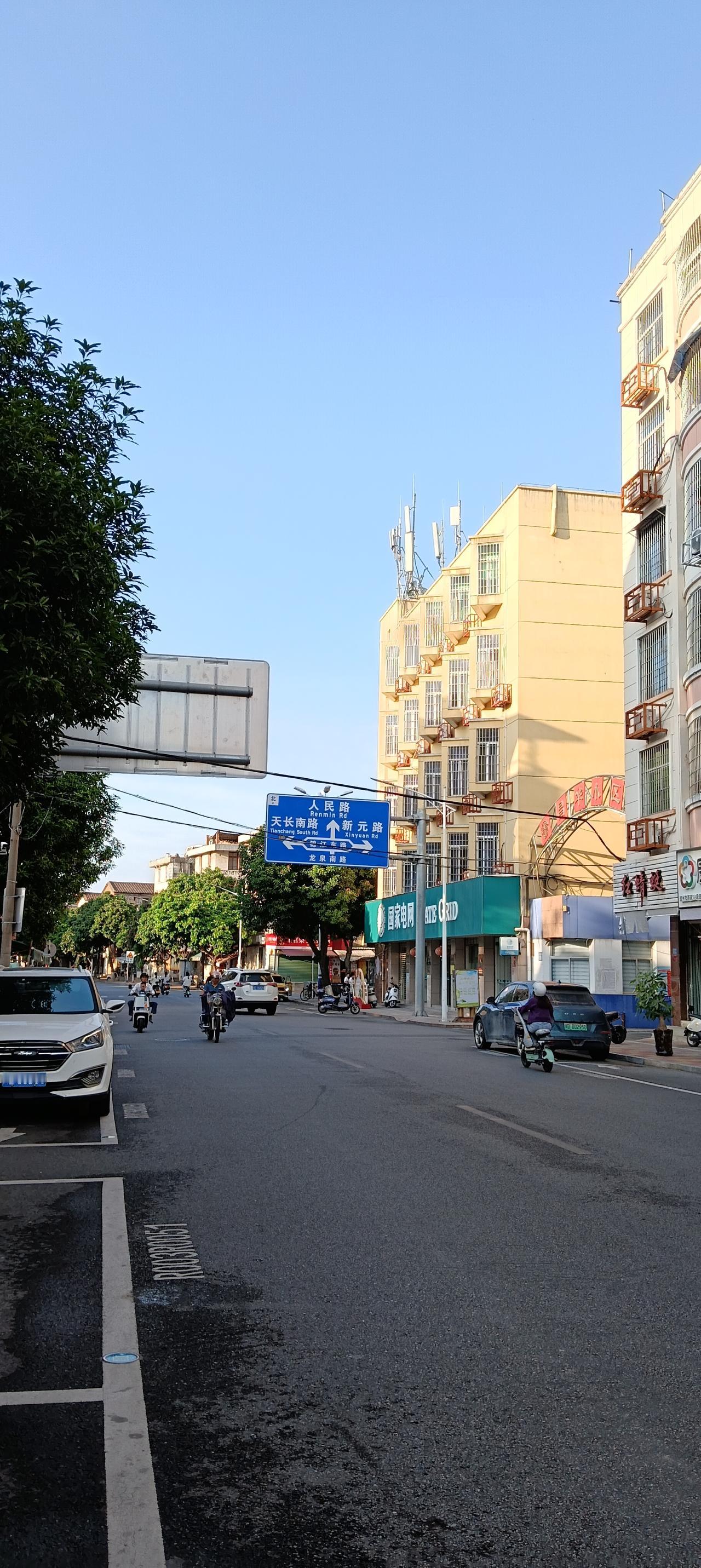 漳州市——长泰区龙泉南路，秋天的一个下午，天高云淡。