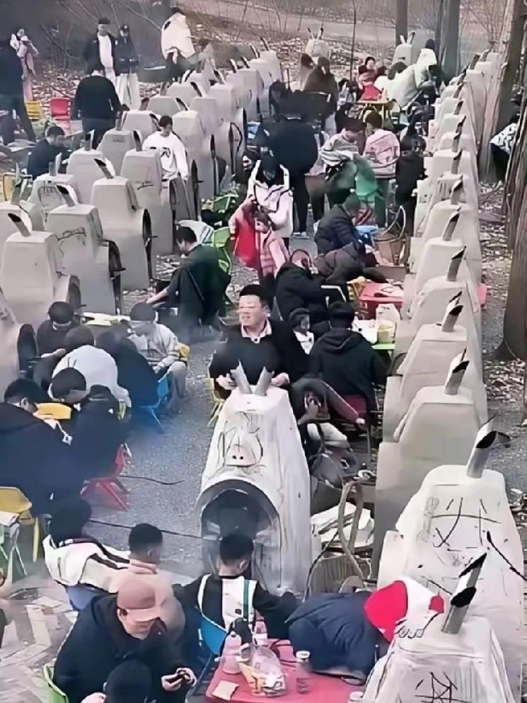 告诉我，看到这两张图，你第一眼会想到啥？估计许多人和我一样笃定地说，这不是墓地吗