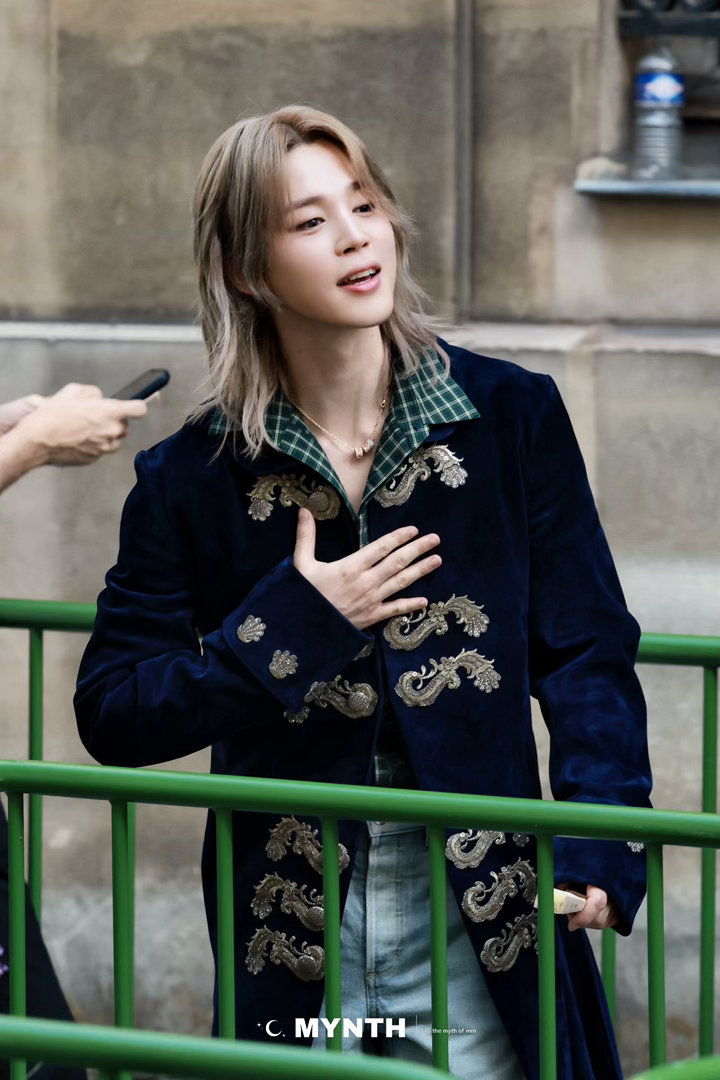 WWD对今天迪奥大秀的报道——以智旻为标题及封面“Jimin 为 Dior 清晨