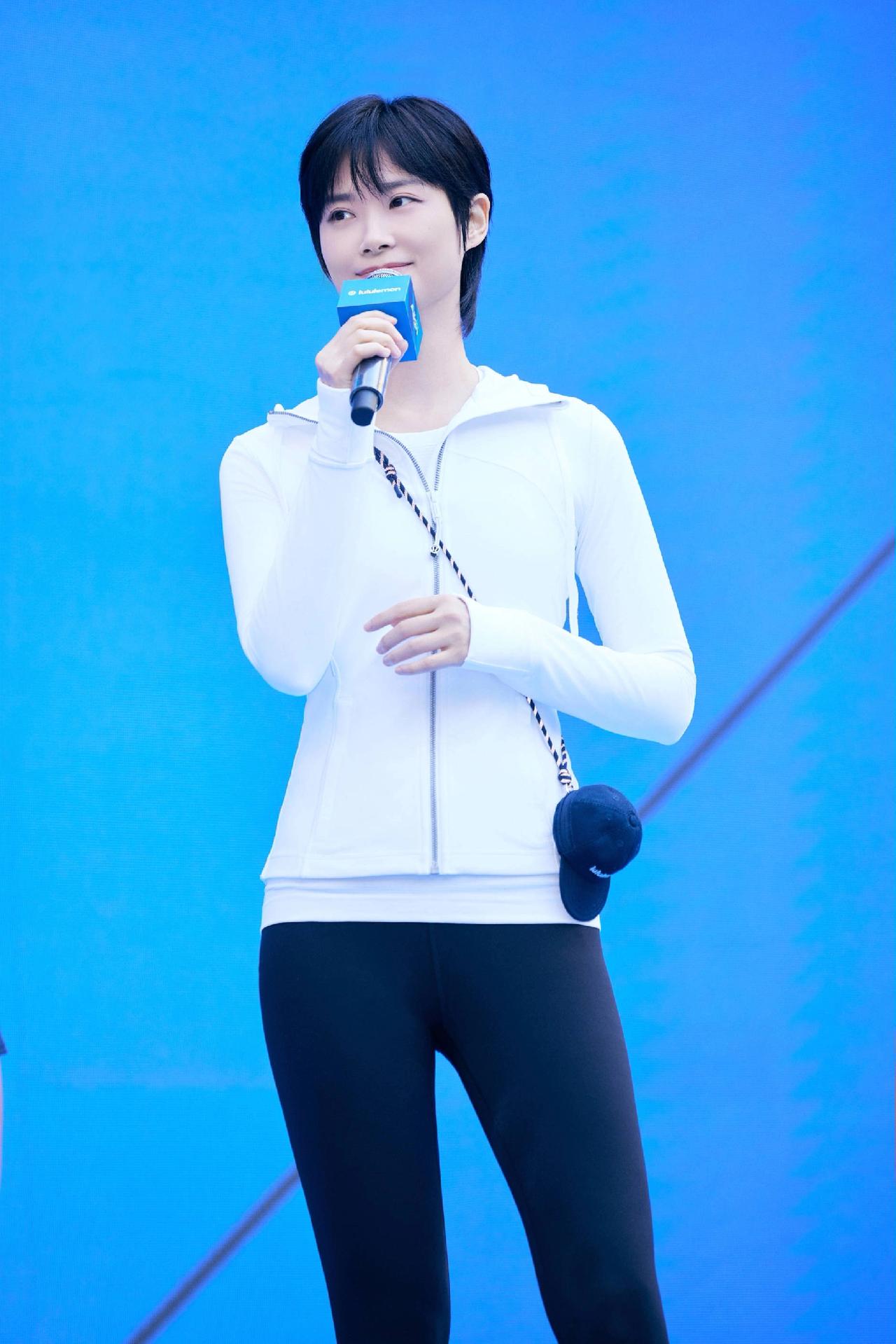 谁能想到，曾经中性风十足的李宇春，如今女人味能这么惊艳！
20多年前超女舞台上，