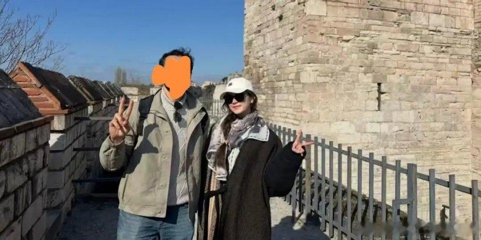 陈思诚和小21岁的女友阮巨在土耳其旅行，被当地的中文向导直接晒了出来，俩人大大方