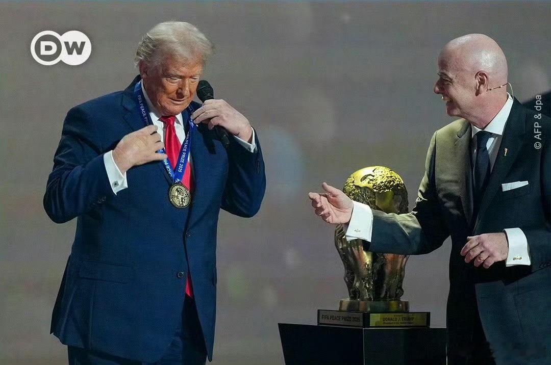 在领取国际足联颁发的和平奖后，特朗普说，国际足联的足球才是足球，美式足球应该改名