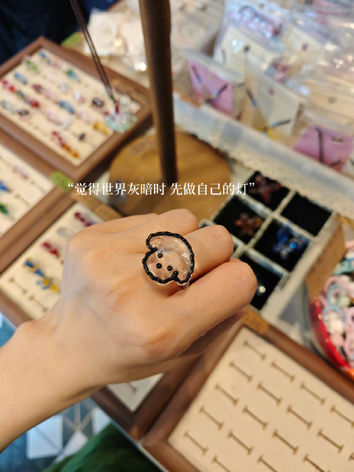 所有人的自信都源于其经济情况，财富能够抚平一切的自卑感和心灵上的痛苦。——稻盛和