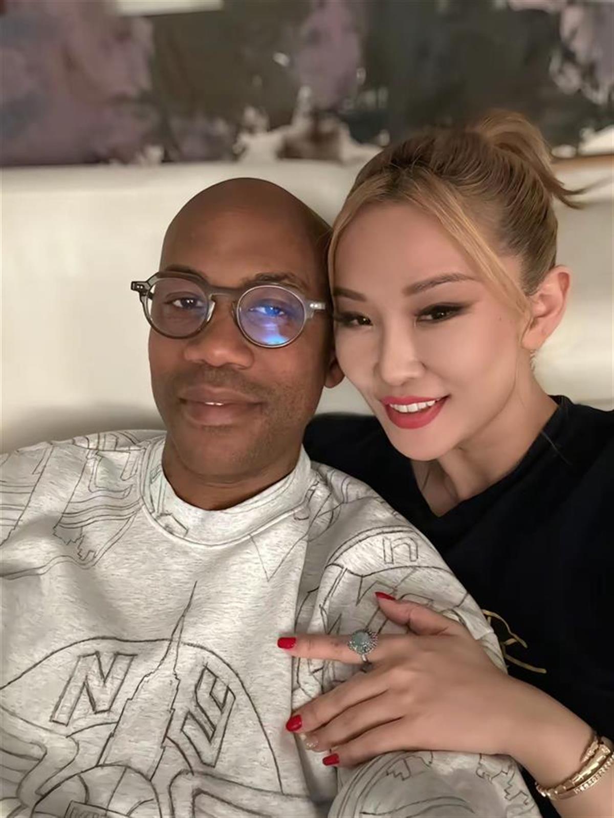 马布里，48岁，刚领着一位中国姑娘去领了证。不是哪位球迷，是唱《中国好声音》的汪