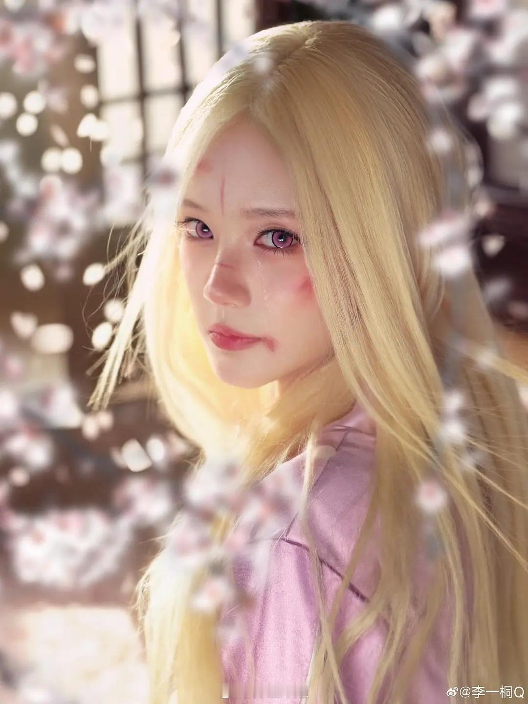 李一桐cos了漫版清瞳，好用心自己花钱定制了一套衣服，美瞳对比了好几套，头套也找