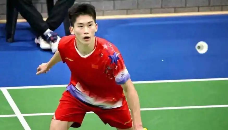 北京时间12月26日晚上，刚刚结束了一场2025天王杯国际羽毛球公开赛男单1/4