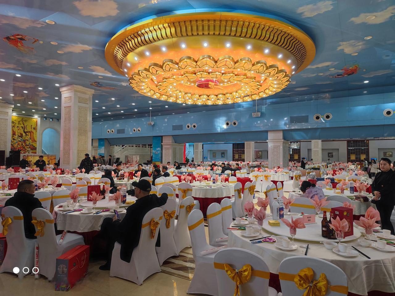 400桌！长沙超级年会来了！
长沙本地企业龙头，万家丽集团，一如既往的大手笔，几