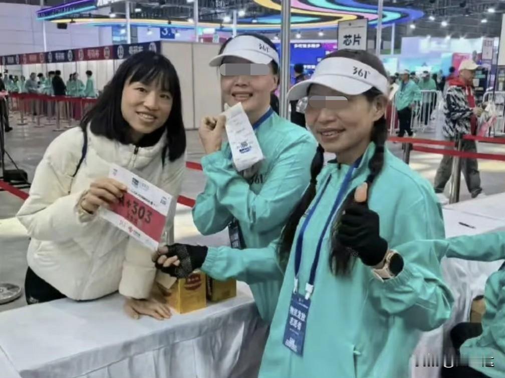 张水华心里苦啊，
今天自己家门口的福州马拉松她没参加，
可能是轮到自己值班没法报