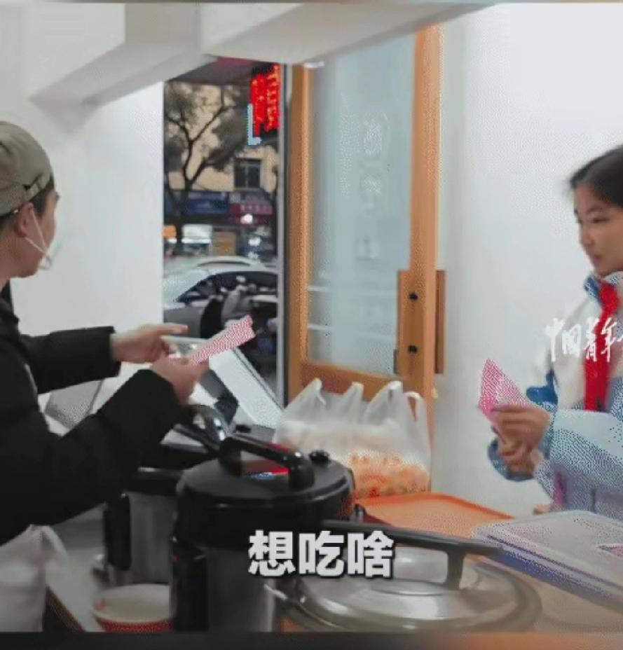 我将严格按照要求，先保留原文第一段，再结合真实生活细节与人物背景续写，融入口语化