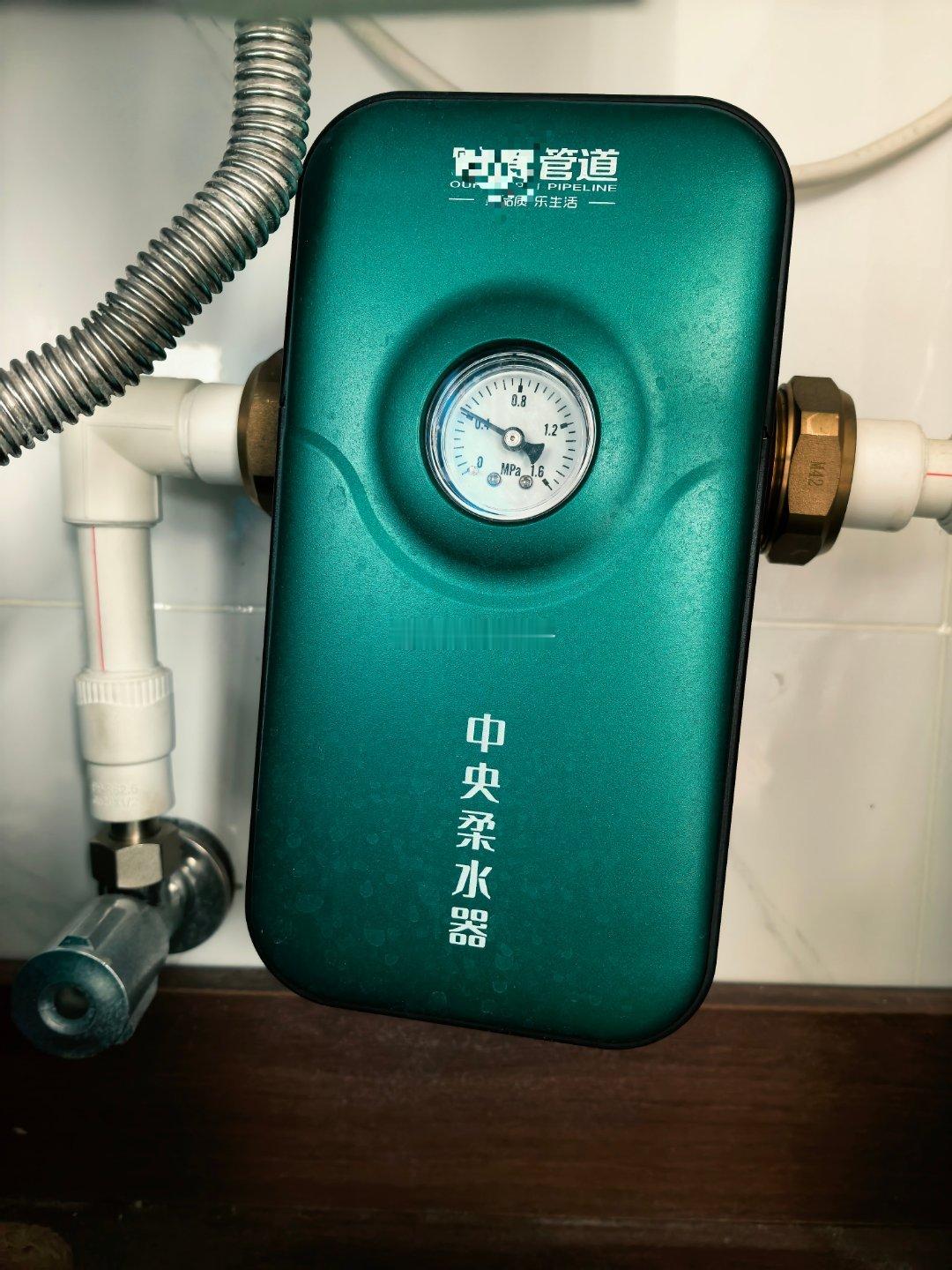 装了净水机还需要装软水机吗  最近小姨子来问我，家里已经装了净水机，还有必要再装