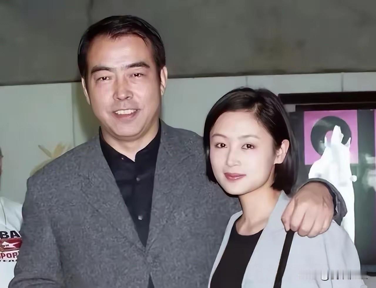 导演陈凯歌年轻时，
确实相貌堂堂，一表人才。
像这种帅气的青年才俊可遇不可求，