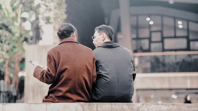 中年夫妻的婚姻状态，就像一杯陈酿的酒，没有了年轻时的浓烈，却多了份醇厚。
我身边