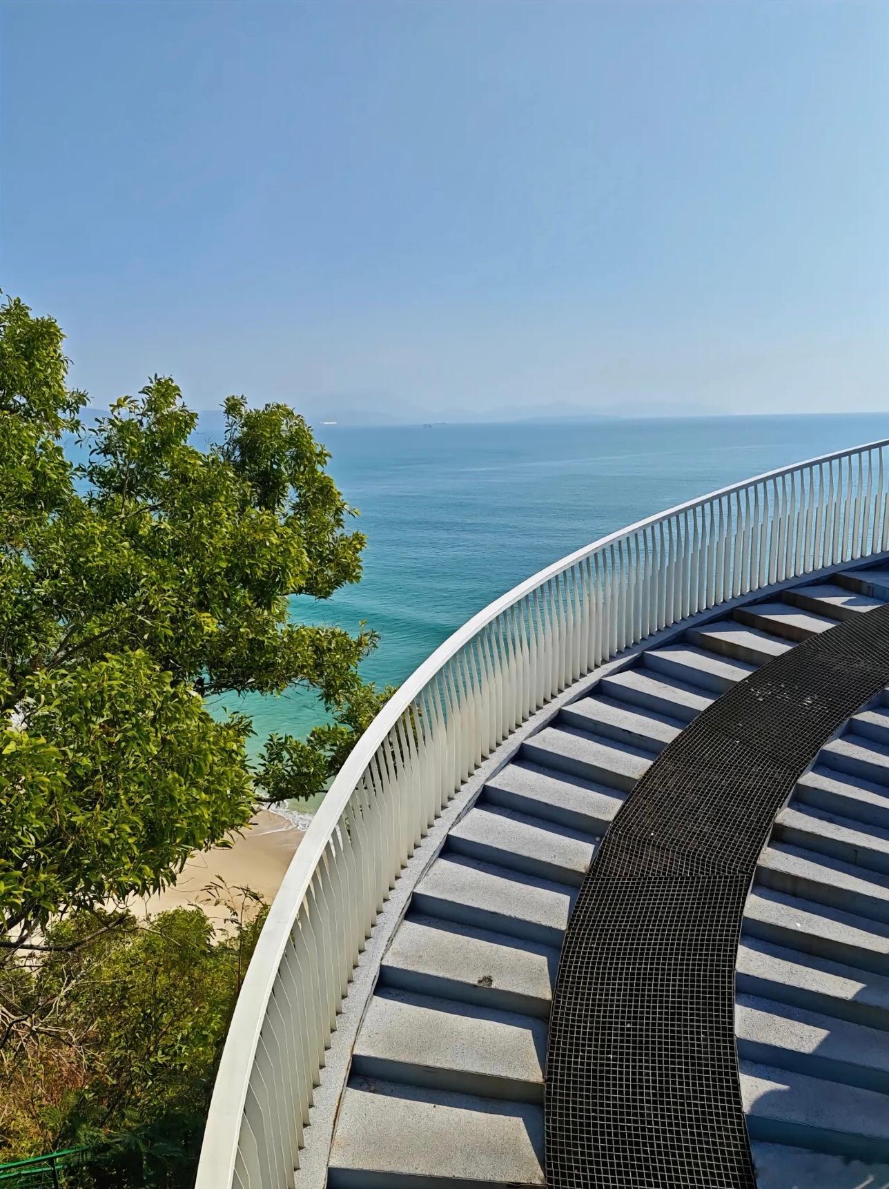 想象一下 你和已经释怀的人坐在海边聊天 你们像刚认识一样谈天说地 他突然凑近眨着