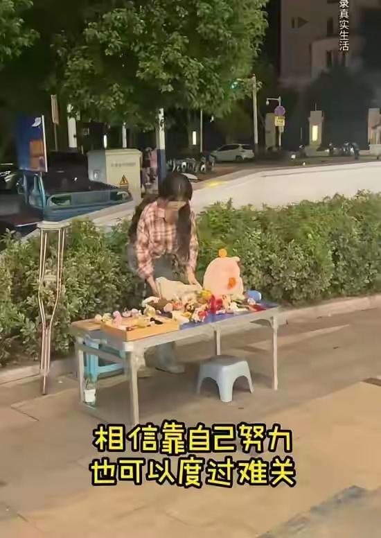 2021 年，女孩骨癌，被父亲嫌弃是累赘，与她断绝了所有联系。女孩为了活命，病情