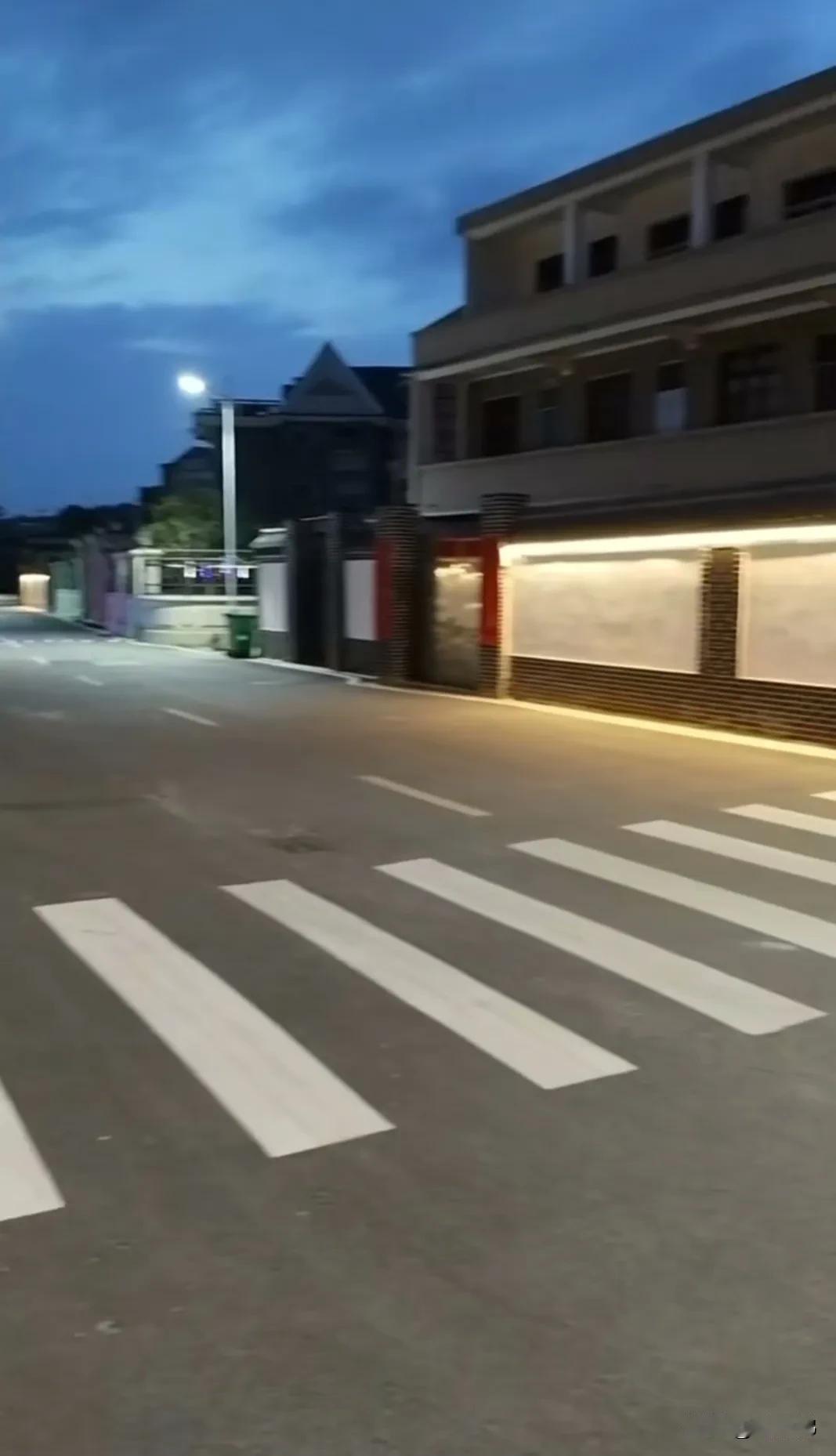 南方小街，宁静安息。