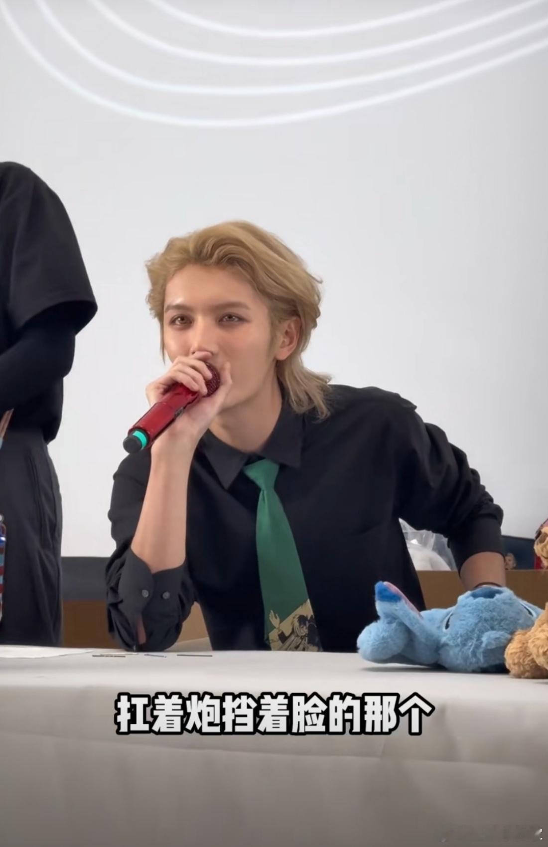 灵超硬刚私生灵超点名私生灵超签售硬刚私生，认出中签的私生，直接点名：“是你自己滚