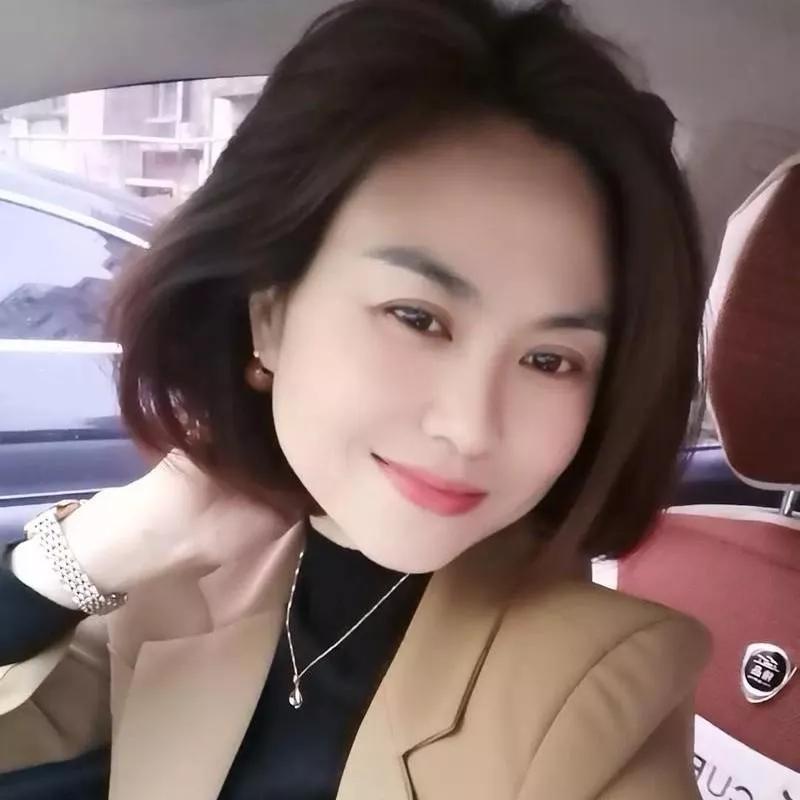 优雅气质女神，车内自拍，温柔微笑