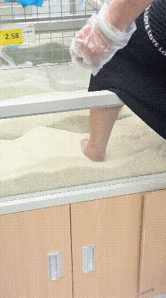 广西玉林，一超市员工光脚踏入散装米堆整理货品，涉事大米被销毁，全网怒骂糟蹋粮食，