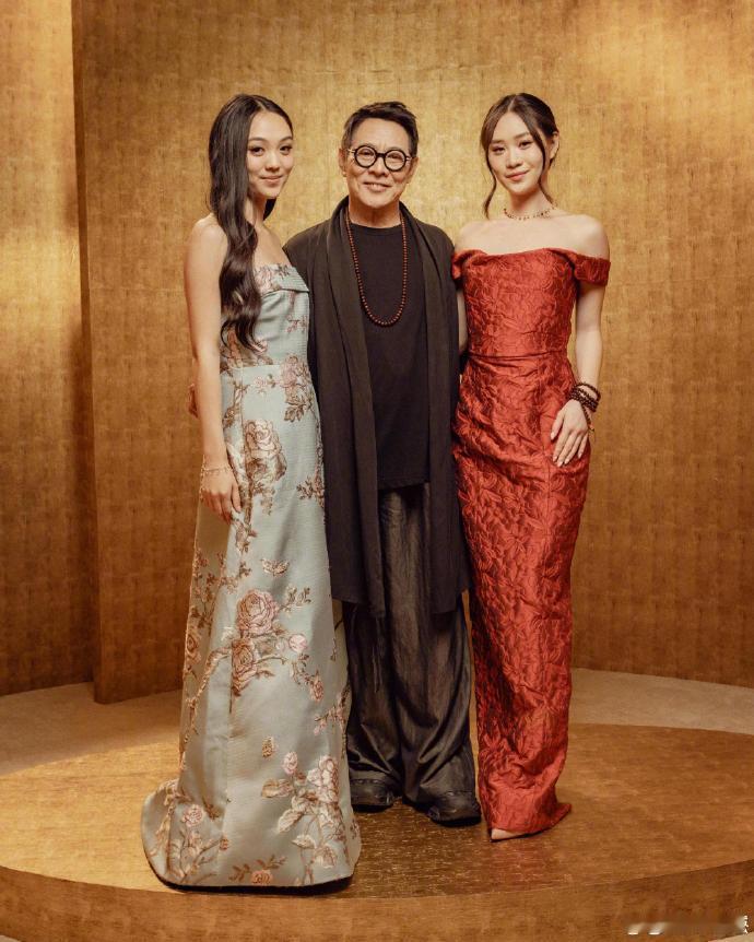 李连杰和女儿们一同出席活动 李连杰罕见携两位女儿同框现身活动，新书宣传之旅定格温