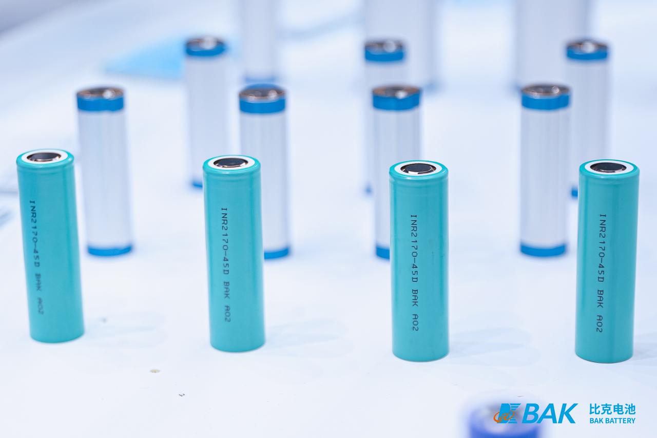 在刚刚的新品发布会，小通见证了比克第三代小型动力产品INR21700系列的发布。
