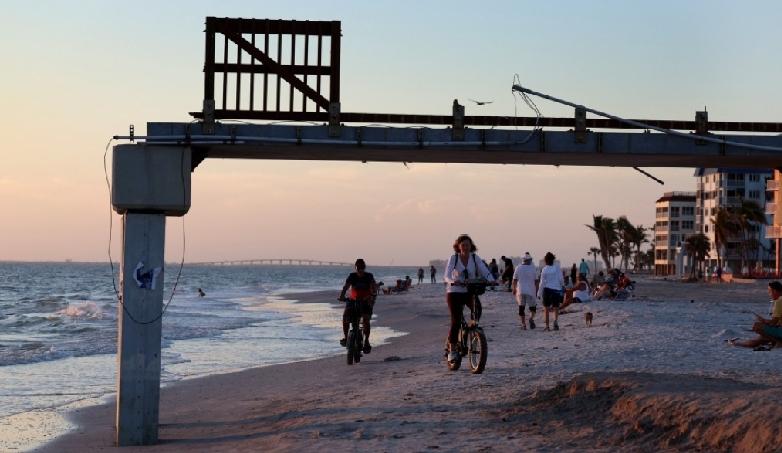美国佛罗里达州迈尔斯堡海滩（Fort Myers Beach）周五下午发生雷击事